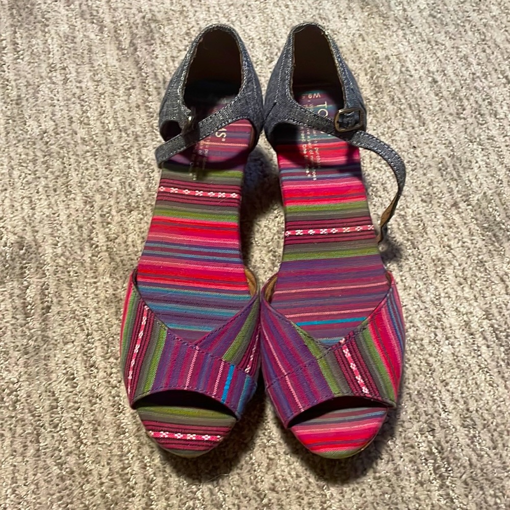 Toms multicolor wedges, size 9.5